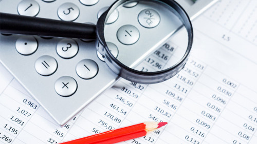 Taschenrechner-Lupe-Rotstift-175001676-FO-Sergey-Nivens