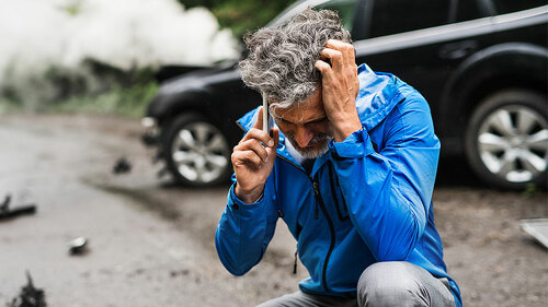 Man-Autounfall-Smartphone-224165671-FO-Halfpoint