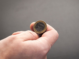 Hand-Euro-schnipsen-112006299-FO-fotofabrika