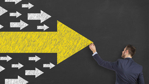 Anzugtraeger-malt-Pfeile-102474785-FO-turgaygundogdu