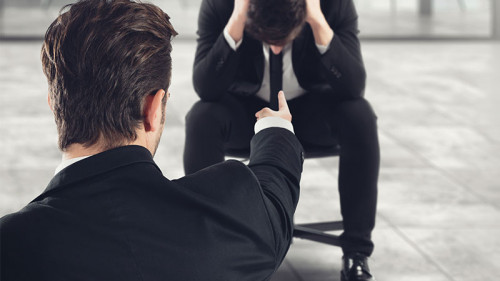 Anzugtraeger-beschuldigt-Anzugtraeger-130578835-FO-alphaspirit