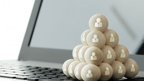 Holzkugel-Koepfe-Laptop-78848938-FO-everythingpossible