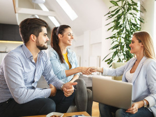 Paar-Beraterin-153407224-FO-SolisImages