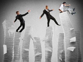 Anzugtraeger-auf-Papierstapel-95268583-FO-alphaspirit