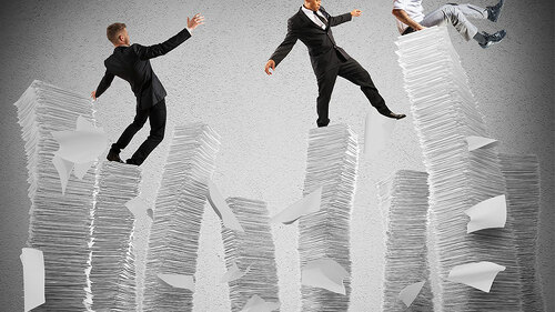 Anzugtraeger-auf-Papierstapel-95268583-FO-alphaspirit