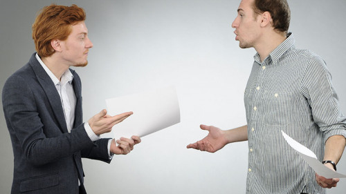 Maenner-Streit-Papier-27007544-FO-Dragos-Iliescu