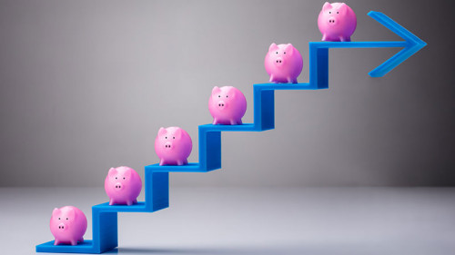 Sparschweine-auf-Pfeil-Leiter-210278743-FO-Andrey-Popov