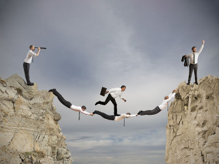 Bruecke-aus-Anzugtraegern-53924356-FO-alphaspirit