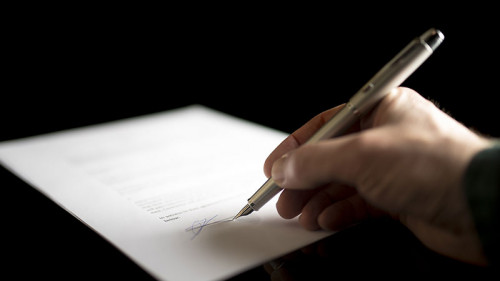 Hand-Fueller-Papier-135816681-FO-Gajus