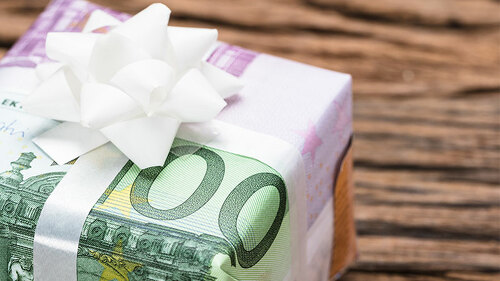 Geld-Geschenk-165898201-FO-Andrey-Popov