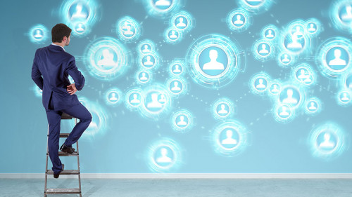 Anzugtraeger-Leiter-Netwzerk-170534980-FO-sdecoret