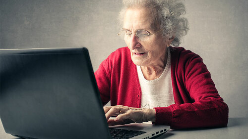 Seniorin-Laptop-77137120-FO-olly