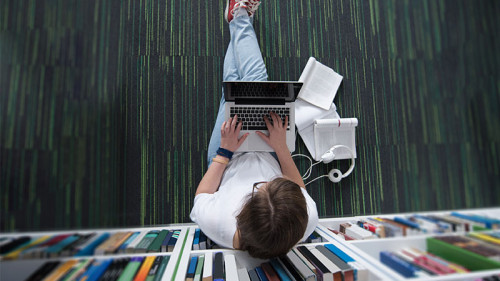 Student-Laptop-Bibliothek-110758121-FO-shock