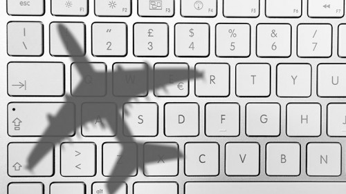 Flugzeug-Schatten-ueber-Tastatur-28865492-FO-alphaspirit