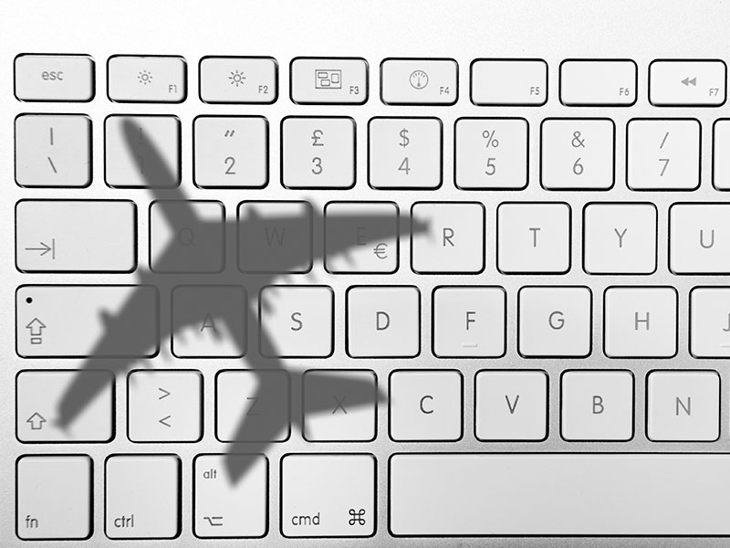 Flugzeug-Schatten-ueber-Tastatur-28865492-FO-alphaspirit