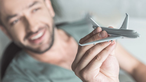 Mann-Flugzeug-Miniatur-177920724-FO-Yakobchuk-Olena