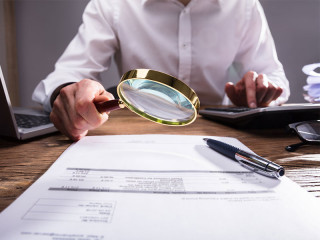 Anzugtraeger-Lupe-Taschenrechner-200480563-FO-Andrey-Popov