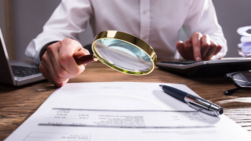 Anzugtraeger-Lupe-Taschenrechner-200480563-FO-Andrey-Popov