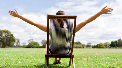 Frau-Liegestuhl-179519858-FO-Sergey-Nivens