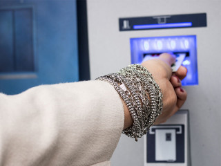 Frau-Bankautomat-191816042-FO-Srdjan