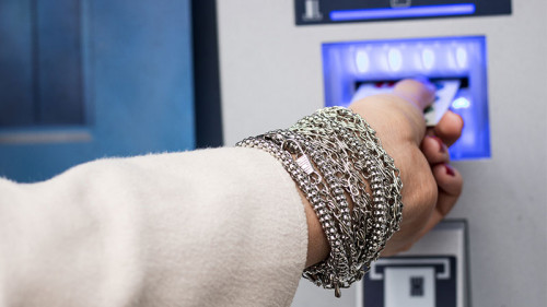 Frau-Bankautomat-191816042-FO-Srdjan