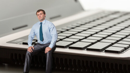 Anzugtraeger-auf-Laptop-72836482-FO-Nomad-Soul