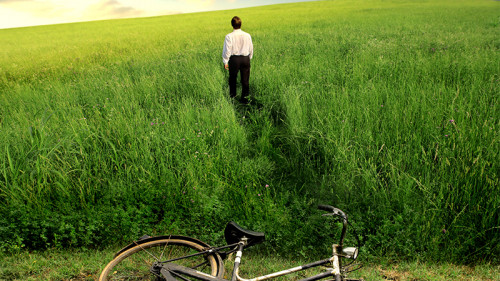 Anzugtraeger-Wiese-Fahrrad-16945217-FO-olly