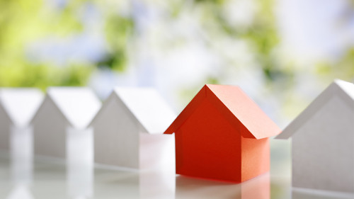 Rotes-Haus-unter-weißen-175484925-FO-Brian-Jackson