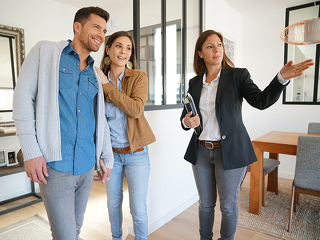 Paar-Immobilienmaklerin-130217443-FO-goodluz