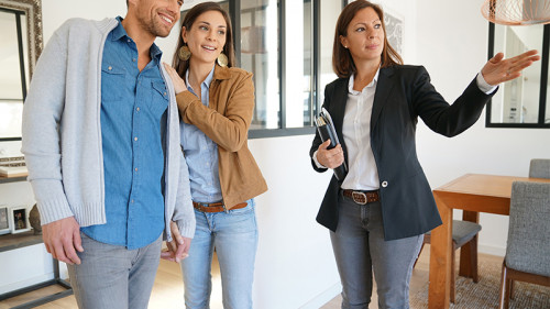 Paar-Immobilienmaklerin-130217443-FO-goodluz