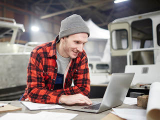 Mann-Laptop-207651898-FO-pressmaster