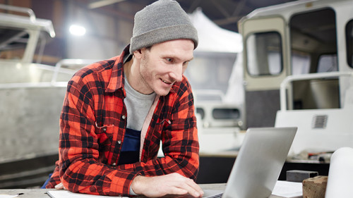 Mann-Laptop-207651898-FO-pressmaster