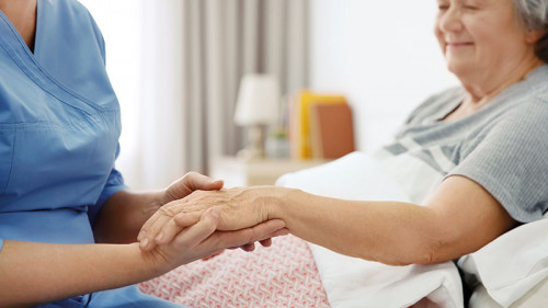 Seniorin-Pflegerin-187698854-FO-Africa-Studio