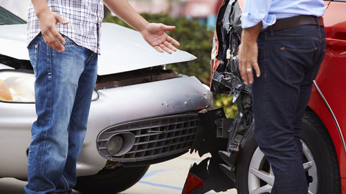 Maenner-Autounfall-84476170-FO-Monkey-Business