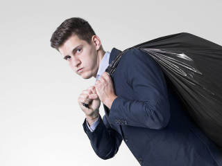 Anzugtraeger-schleppt-Muellsack-94946884-FO-frenky362