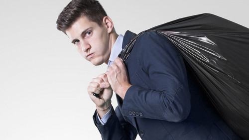 Anzugtraeger-schleppt-Muellsack-94946884-FO-frenky362