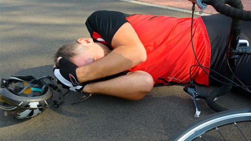 Mann-Fahrrad-Unfall-93545765-FO-Monika-Wisniewska