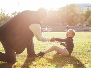 Vater-Sohn-spielen-226187067-FO-olly