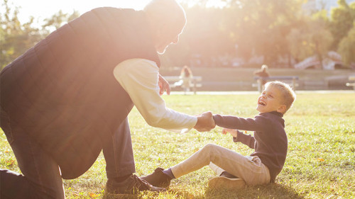 Vater-Sohn-spielen-226187067-FO-olly