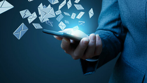 Anzugtraegerin-Smartphone-Emails-203557688-FO-natali-mis