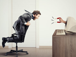 Anzugtraeger-Magnet-aus-Computer-143236883-FO-alphaspirit