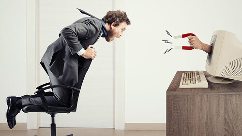 Anzugtraeger-Magnet-aus-Computer-143236883-FO-alphaspirit