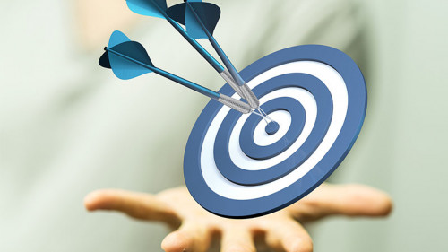 Hand-Dartscheibe-Pfeil-170813706-FO-vegefox-com