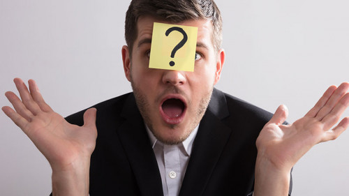 Anzugtraeger-Postit-Fragezeichen-187873936-FO-Andrey-Popov