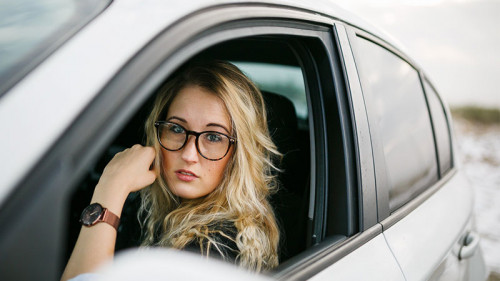 Frau-in-Auto-3222366-PB-Fotonerd