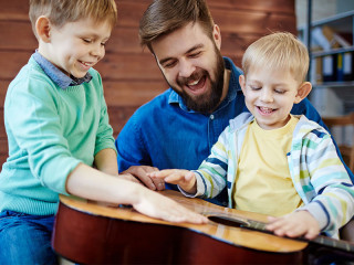 Vater-Soehne-138795587-FO-pressmaster