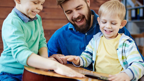 Vater-Soehne-138795587-FO-pressmaster