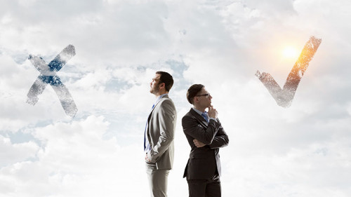 Anzugtraeger-Kreuz-Haken-168392607-FO-Sergey-Nivens