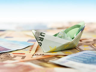 Schiff-aus-Geldscheinen-110433778-FO-constantinos