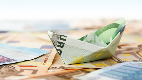 Schiff-aus-Geldscheinen-110433778-FO-constantinos